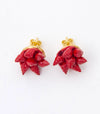 Pendientes de tuerca Ibiza Coral de Montse Betanzos:
conchas rojas cosidas sobre base dorada, 1,5 cm.