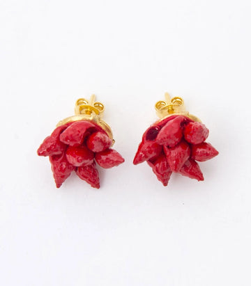Pendientes de tuerca Ibiza Coral de Montse Betanzos:
conchas rojas cosidas sobre base dorada, 1,5 cm.