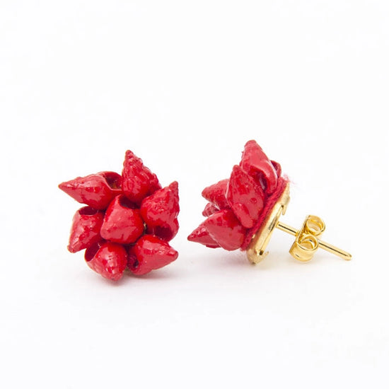 Pendientes de tuerca Ibiza Coral de Montse Betanzos:
conchas rojas cosidas sobre base dorada, 1,5 cm.