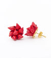 Pendientes de tuerca Ibiza Coral de Montse Betanzos:
conchas rojas cosidas sobre base dorada, 1,5 cm.