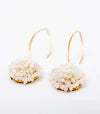Pendientes largos Areoso Blanco de Montse Betanzos: conchas
marinas en ramillete marfil sobre gancho dorado, 4,5 cm.