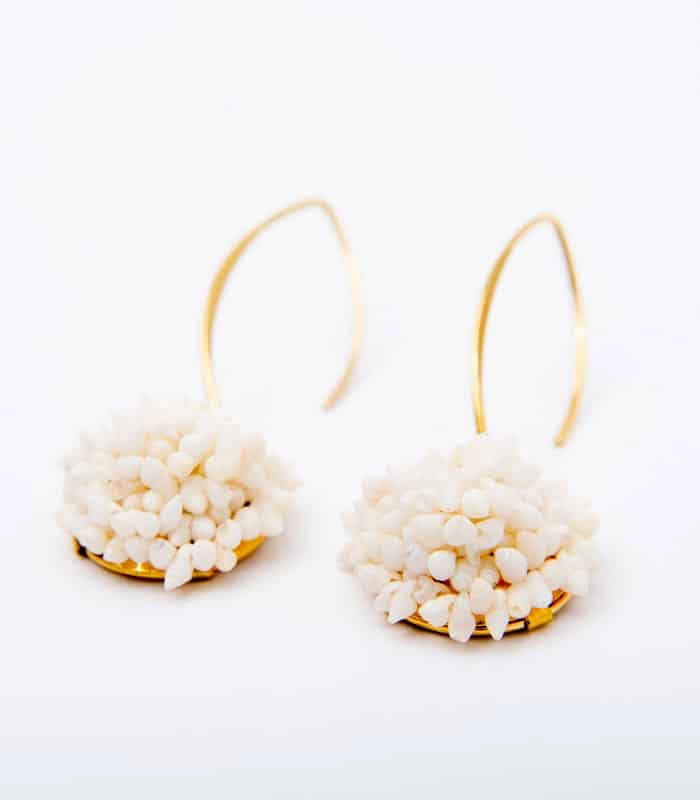 Pendientes largos Areoso Blanco de Montse Betanzos: conchas
marinas en ramillete marfil sobre gancho dorado, 4,5 cm.