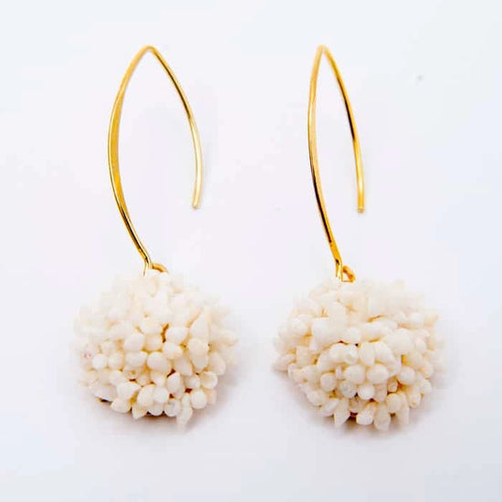 Pendientes largos Areoso Blanco de Montse Betanzos: conchas
marinas en ramillete marfil sobre gancho dorado, 4,5 cm.