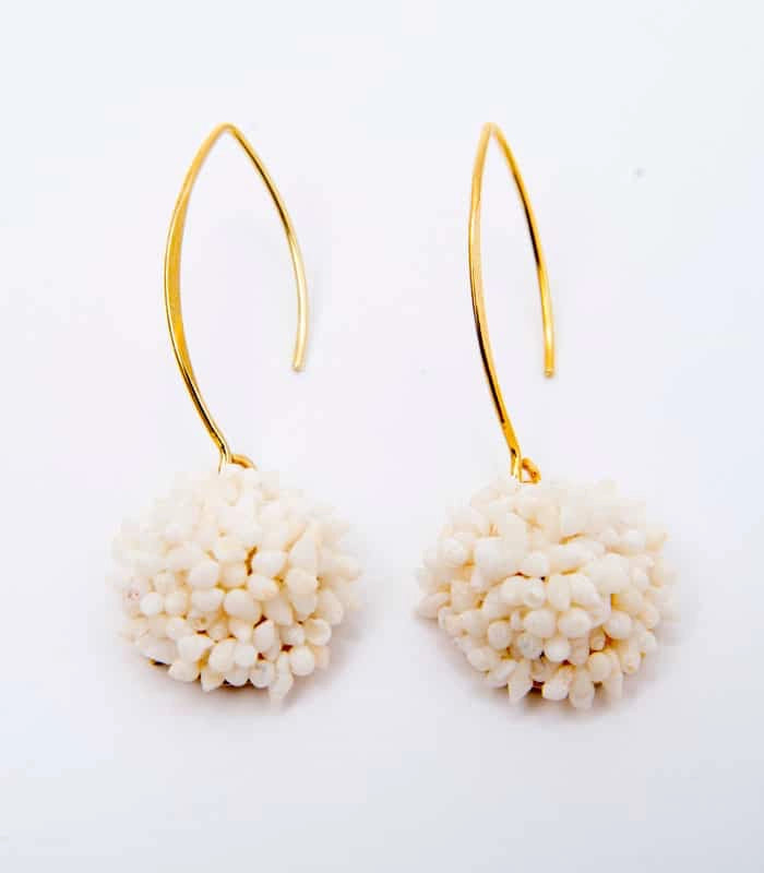 Pendientes largos Areoso Blanco de Montse Betanzos: conchas
marinas en ramillete marfil sobre gancho dorado, 4,5 cm.