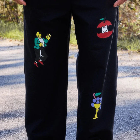 Pantalón tipo chino de color negro con corte relajado, dos pinzas en la parte frontal y cierre de doble botón, fabricado en algodón orgánico por NWHR.