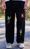 Pantalón tipo chino de color negro con corte relajado, dos pinzas en la parte frontal y cierre de doble botón, fabricado en algodón orgánico por NWHR.