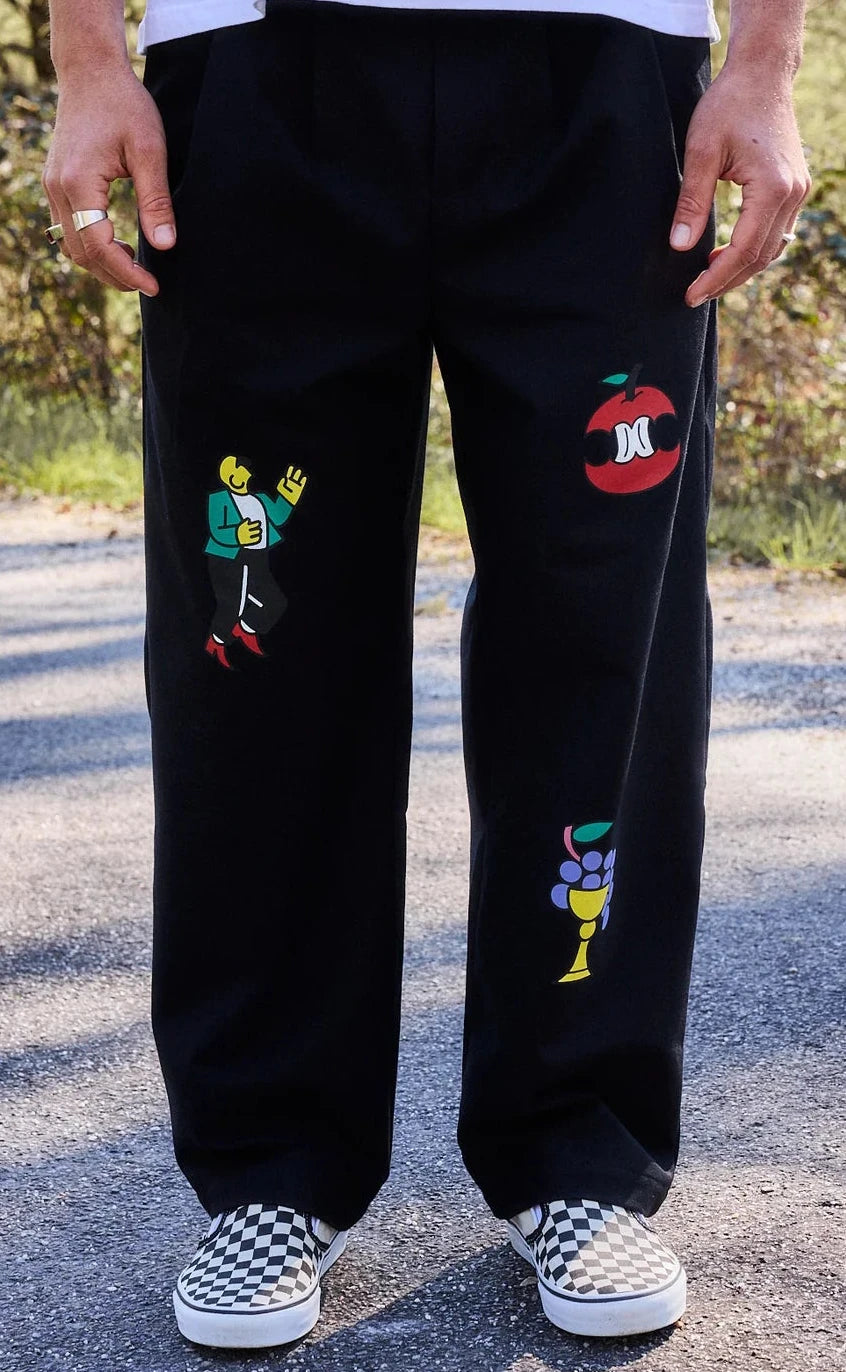 Pantalón tipo chino de color negro con corte relajado, dos pinzas en la parte frontal y cierre de doble botón, fabricado en algodón orgánico por NWHR.