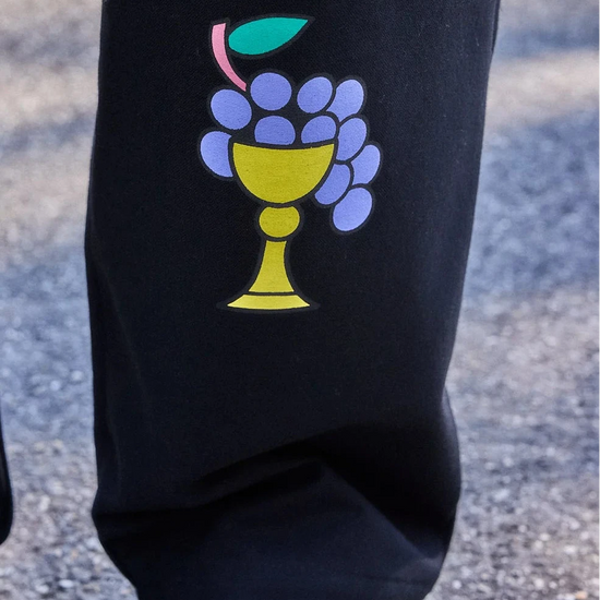 Pantalón tipo chino de color negro con corte relajado, dos pinzas en la parte frontal y cierre de doble botón, fabricado en algodón orgánico por NWHR.