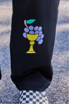 Pantalón tipo chino de color negro con corte relajado, dos pinzas en la parte frontal y cierre de doble botón, fabricado en algodón orgánico por NWHR.