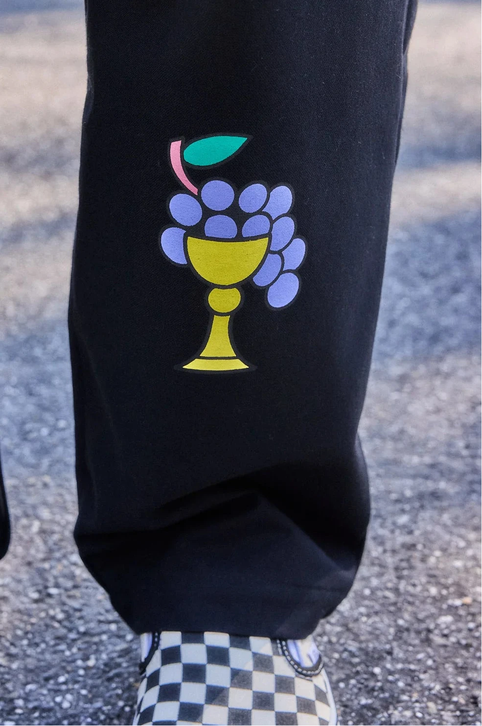 Pantalón tipo chino de color negro con corte relajado, dos pinzas en la parte frontal y cierre de doble botón, fabricado en algodón orgánico por NWHR.