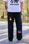Pantalón tipo chino de color negro con corte relajado, dos pinzas en la parte frontal y cierre de doble botón, fabricado en algodón orgánico por NWHR.