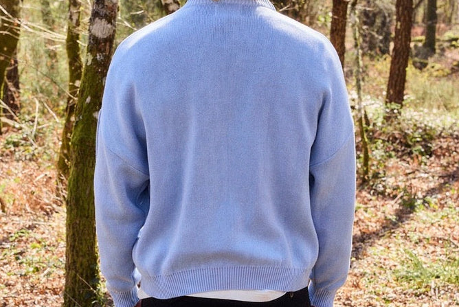 Jersey Leira Azul de NWHR: 100% algodón orgánico GOTS y punto con textura. Estilo relajado, cómodo y muy fetén. Fabricado éticamente en Portugal.