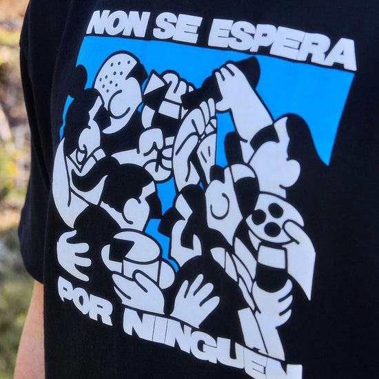amiseta de color blanco roto con una ilustración artística en el pecho que muestra un rostro estilizado en trazos negros, diseñada por el artista Pruden para NWHR.