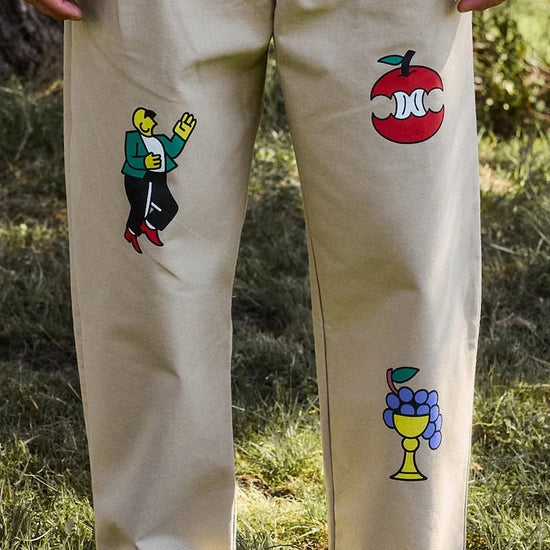 Pantalón tipo chino de color beige con corte relajado, dos pinzas en la parte frontal y cierre de doble botón, fabricado en algodón orgánico por NWHR.