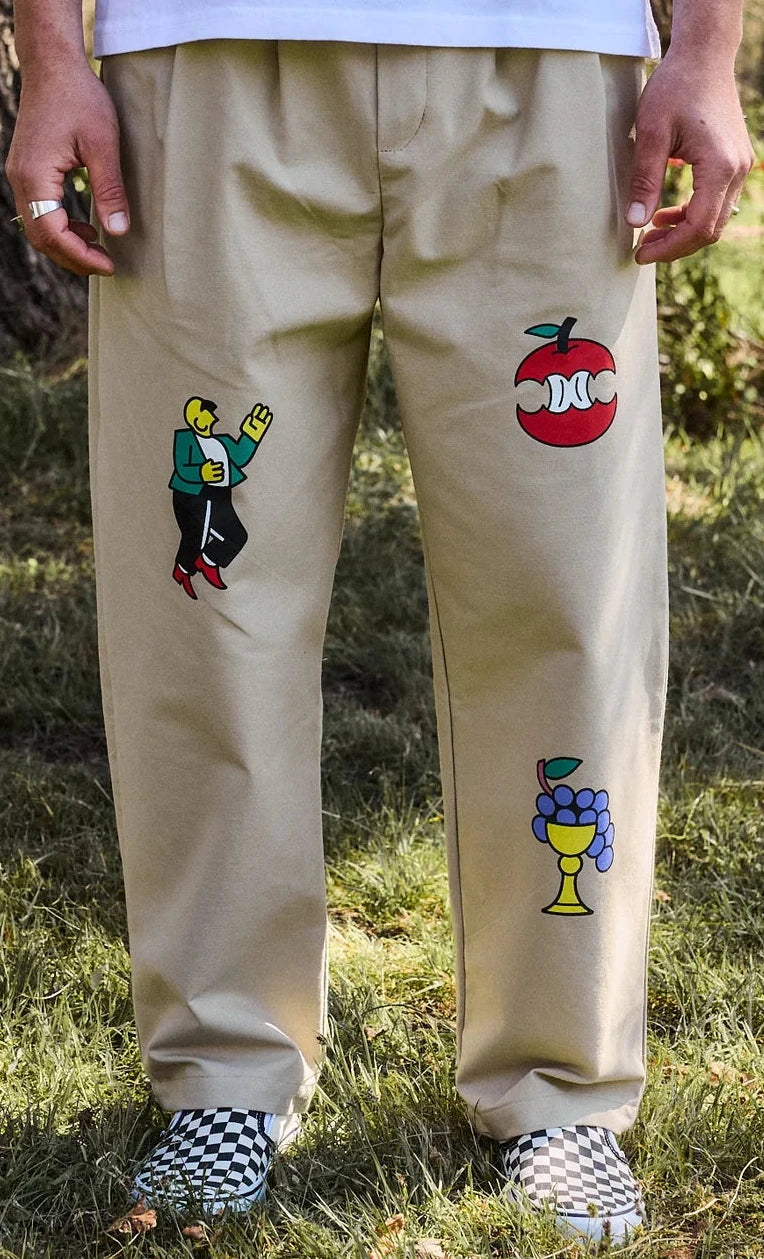 Pantalón tipo chino de color beige con corte relajado, dos pinzas en la parte frontal y cierre de doble botón, fabricado en algodón orgánico por NWHR.