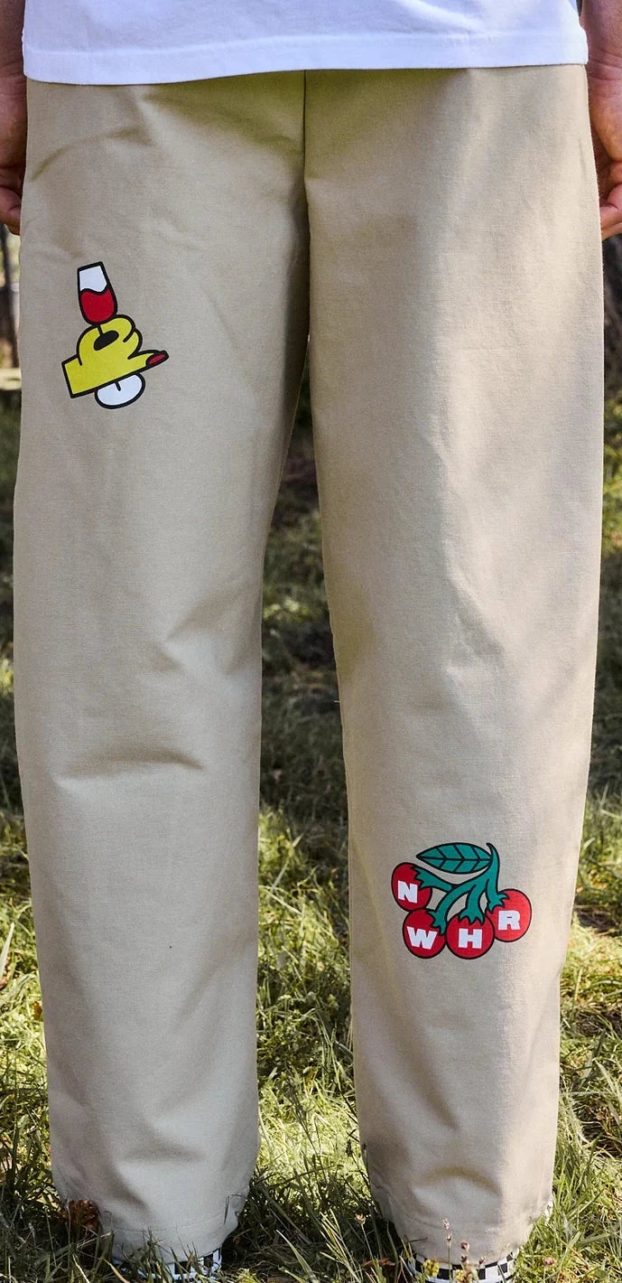 Pantalón tipo chino de color beige con corte relajado, dos pinzas en la parte frontal y cierre de doble botón, fabricado en algodón orgánico por NWHR.