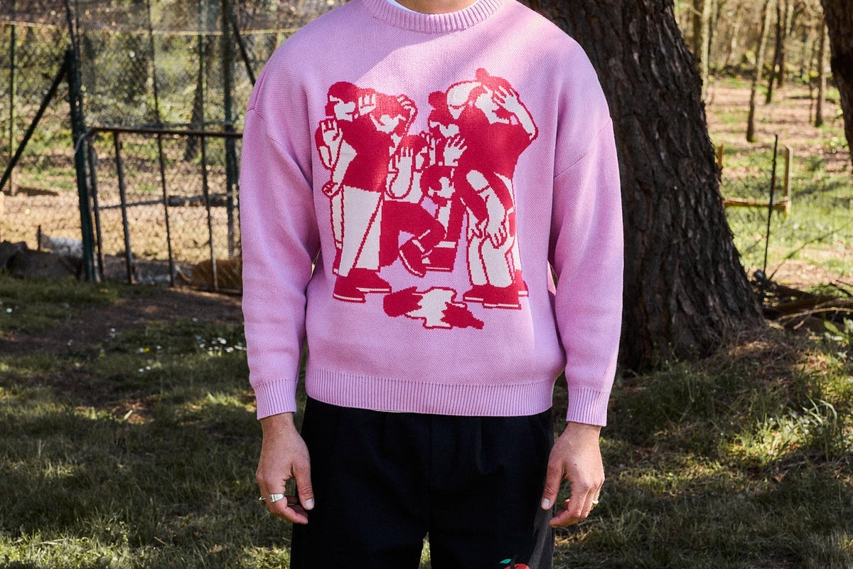 Jersey de punto grueso en color rosa con textura de relieve, cuello redondo y terminaciones acanaladas en puños y cintura, de la marca NWHR.