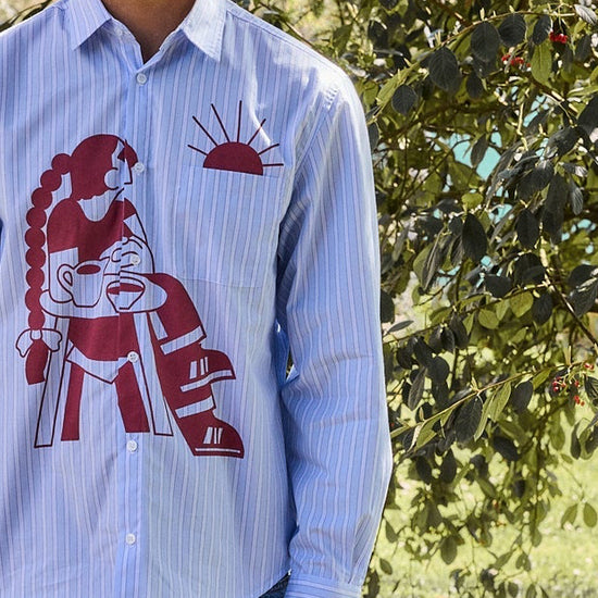 Camisa de manga corta con corte boxy y un estampado artístico integral en tonos cálidos inspirado en el atardecer, fruto de la colaboración entre NWHR y Pruden.