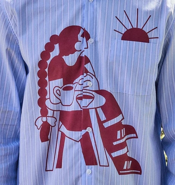 Camisa de manga corta con corte boxy y un estampado artístico integral en tonos cálidos inspirado en el atardecer, fruto de la colaboración entre NWHR y Pruden.
