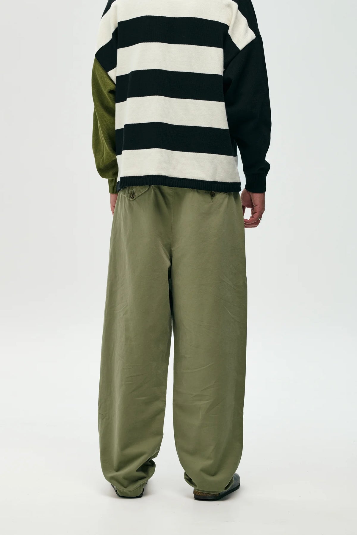 Pantalón chino verde lavado de NWHR en algodón orgánico GOTS, corte relaxed fit