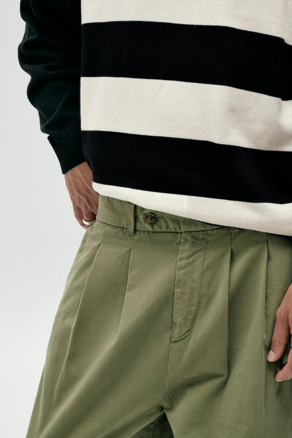 Pantalón chino verde lavado de NWHR en algodón orgánico GOTS, corte relaxed fit