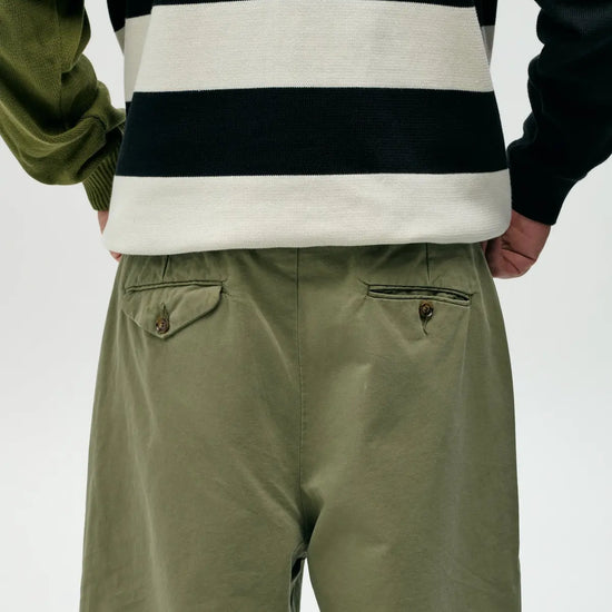 Pantalón chino verde lavado de NWHR en algodón orgánico GOTS, corte relaxed fit