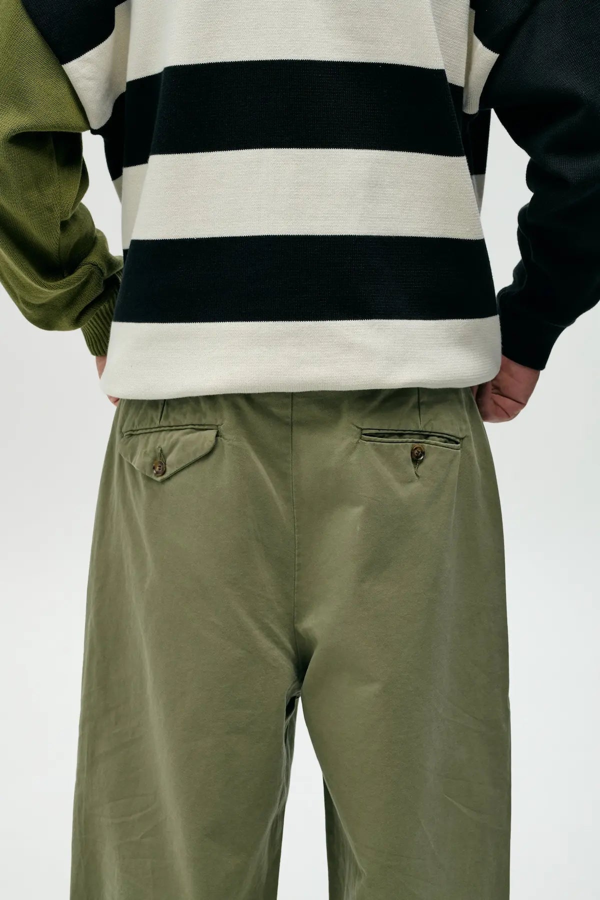 Pantalón chino verde lavado de NWHR en algodón orgánico GOTS, corte relaxed fit