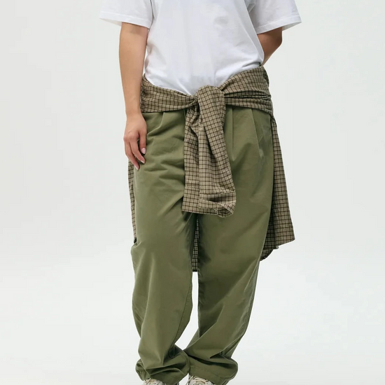 Pantalón chino verde lavado de NWHR en algodón orgánico GOTS, corte relaxed fit