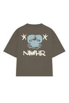 Camiseta de manga corta de corte holgado en color marrón con diseño gráfico "Entre as Pedras", confeccionada en algodón orgánico de la marca NWHR.