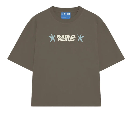 Camiseta de manga corta de corte holgado en color marrón con diseño gráfico "Entre as Pedras", confeccionada en algodón orgánico de la marca NWHR.