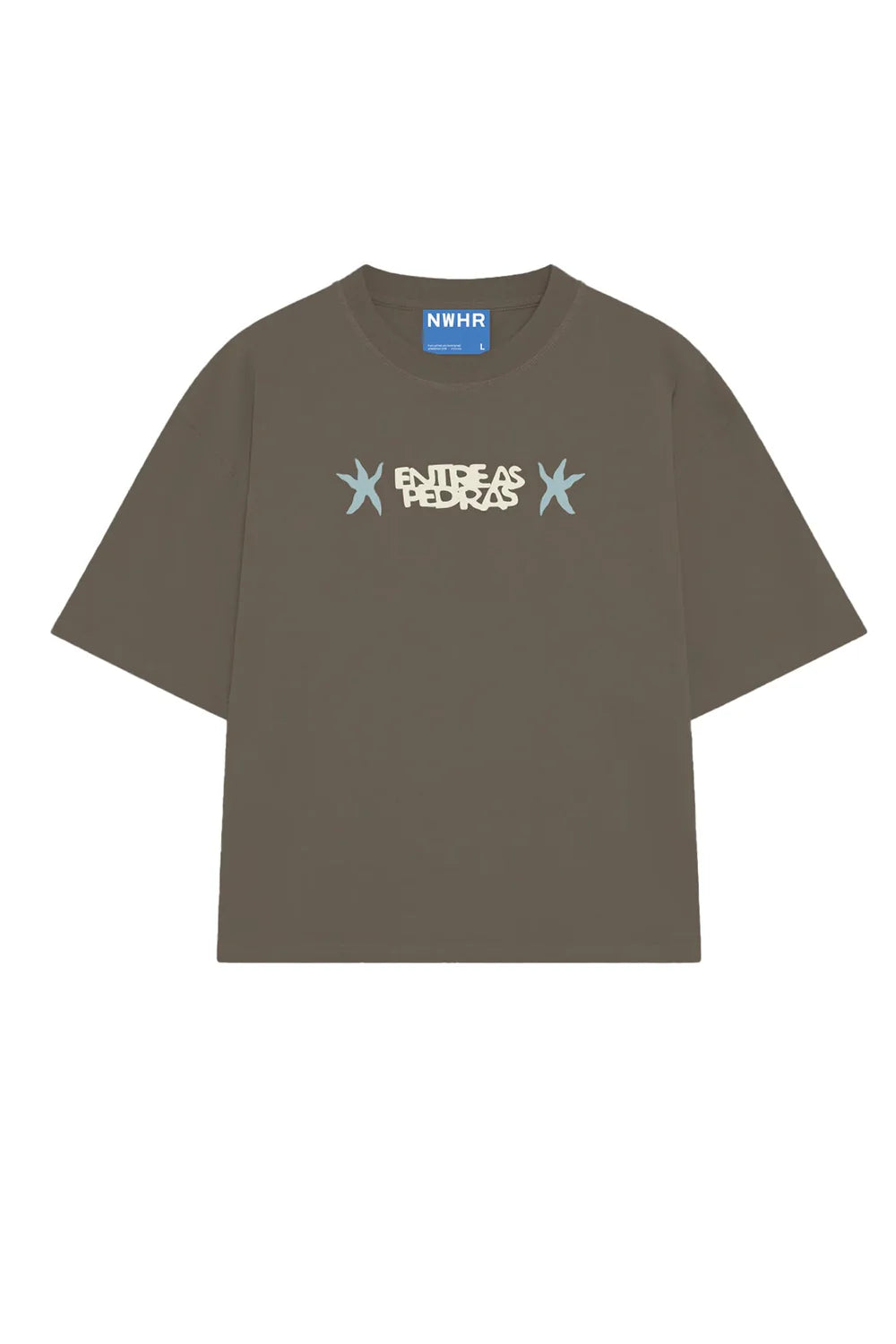 Camiseta de manga corta de corte holgado en color marrón con diseño gráfico "Entre as Pedras", confeccionada en algodón orgánico de la marca NWHR.
