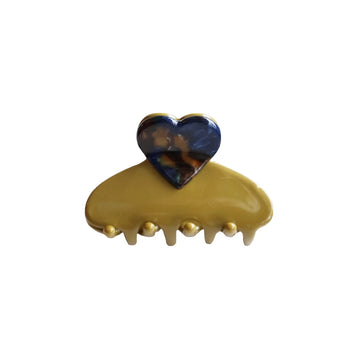 Pinza para el pelo Constance de By Stær en color oliva con detalle de corazón.