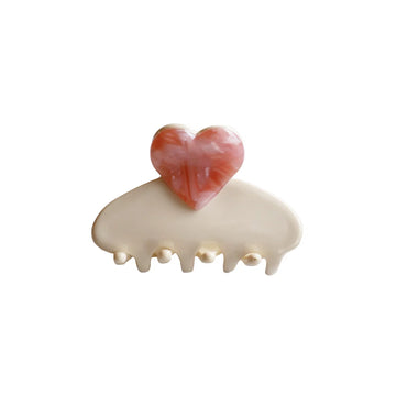 Pinza para el pelo Constance de By Stær en crudo y rosa con detalle de corazón.