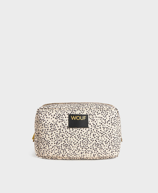 Neceser pequeño con acabado brillante en color crema suave, cierre de cremallera superior dorada y etiqueta de cuero reciclado con el logo de Wouf en el frontal.