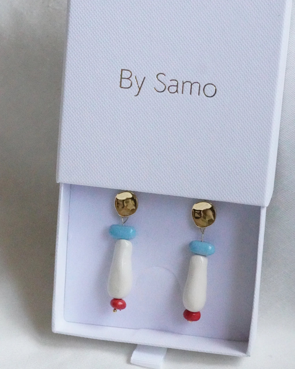 Pendientes Begonia Dorado, blanco, azul y rojo