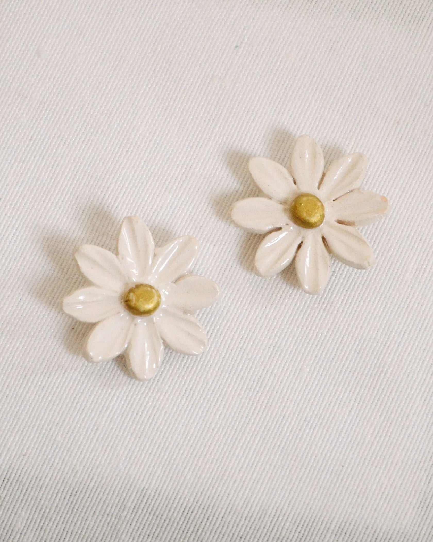 Pendientes Margarita M Dorado y blanco