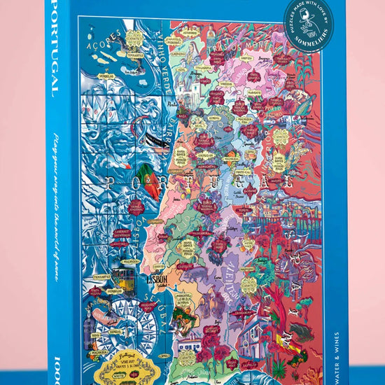 Puzzle de 1000 piezas que representa un mapa ilustrado de Portugal con sus regiones vinícolas, variedades de uva y elementos culturales sobre un fondo azul oscuro.