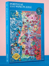 Puzzle de 1000 piezas que representa un mapa ilustrado de Portugal con sus regiones vinícolas, variedades de uva y elementos culturales sobre un fondo azul oscuro.