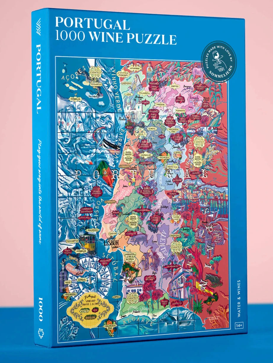 Puzzle de 1000 piezas que representa un mapa ilustrado de Portugal con sus regiones vinícolas, variedades de uva y elementos culturales sobre un fondo azul oscuro.