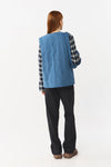 Chaleco reversible para mujer de algodón orgánico, con una cara en tejido denim azul con bolsillos y otra cara en color negro liso, de la marca Suite13.