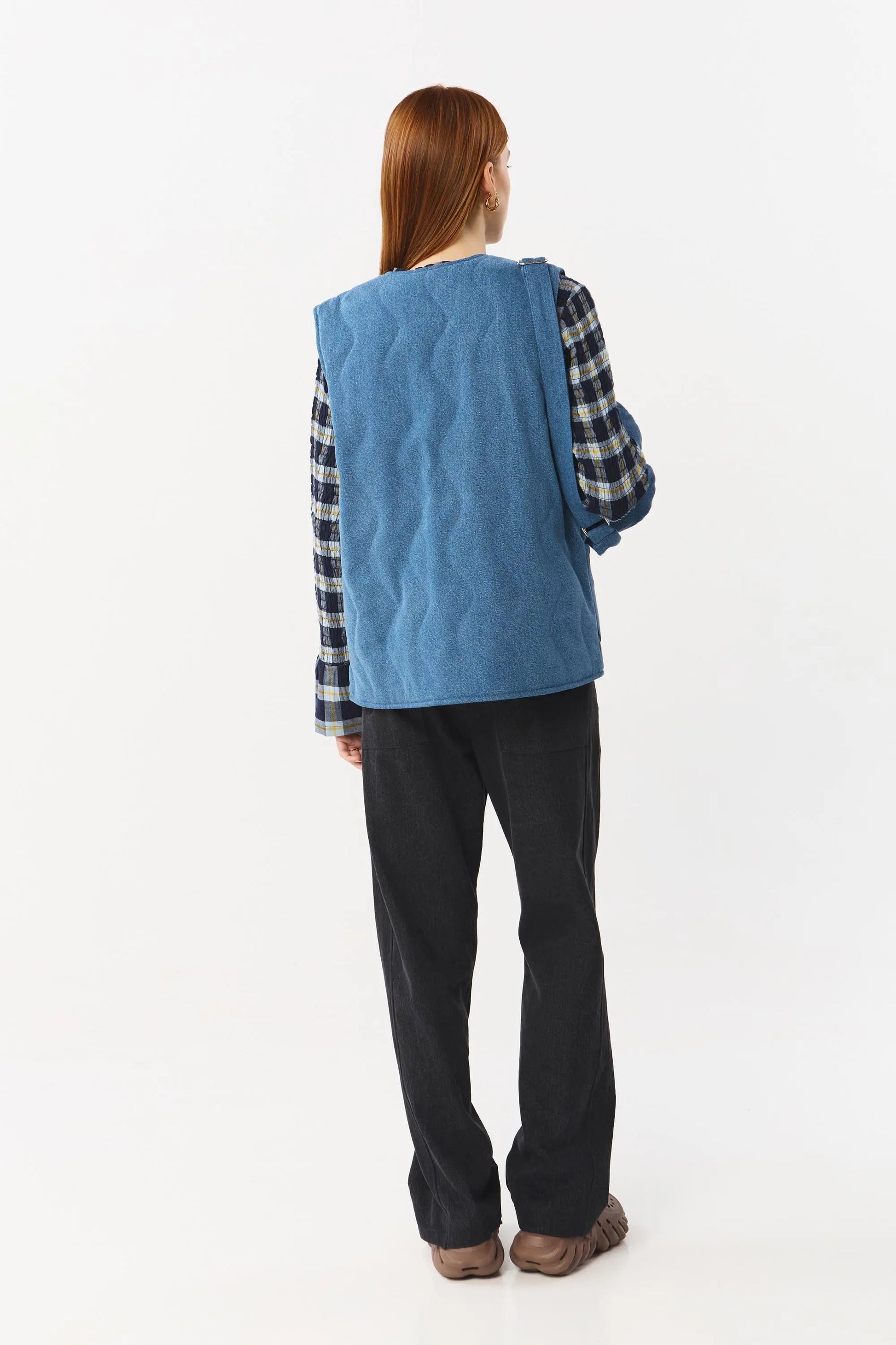 Chaleco reversible para mujer de algodón orgánico, con una cara en tejido denim azul con bolsillos y otra cara en color negro liso, de la marca Suite13.