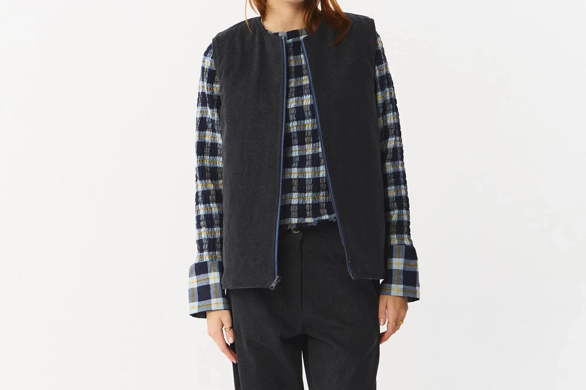 Chaleco reversible para mujer de algodón orgánico, con una cara en tejido denim azul con bolsillos y otra cara en color negro liso, de la marca Suite13.