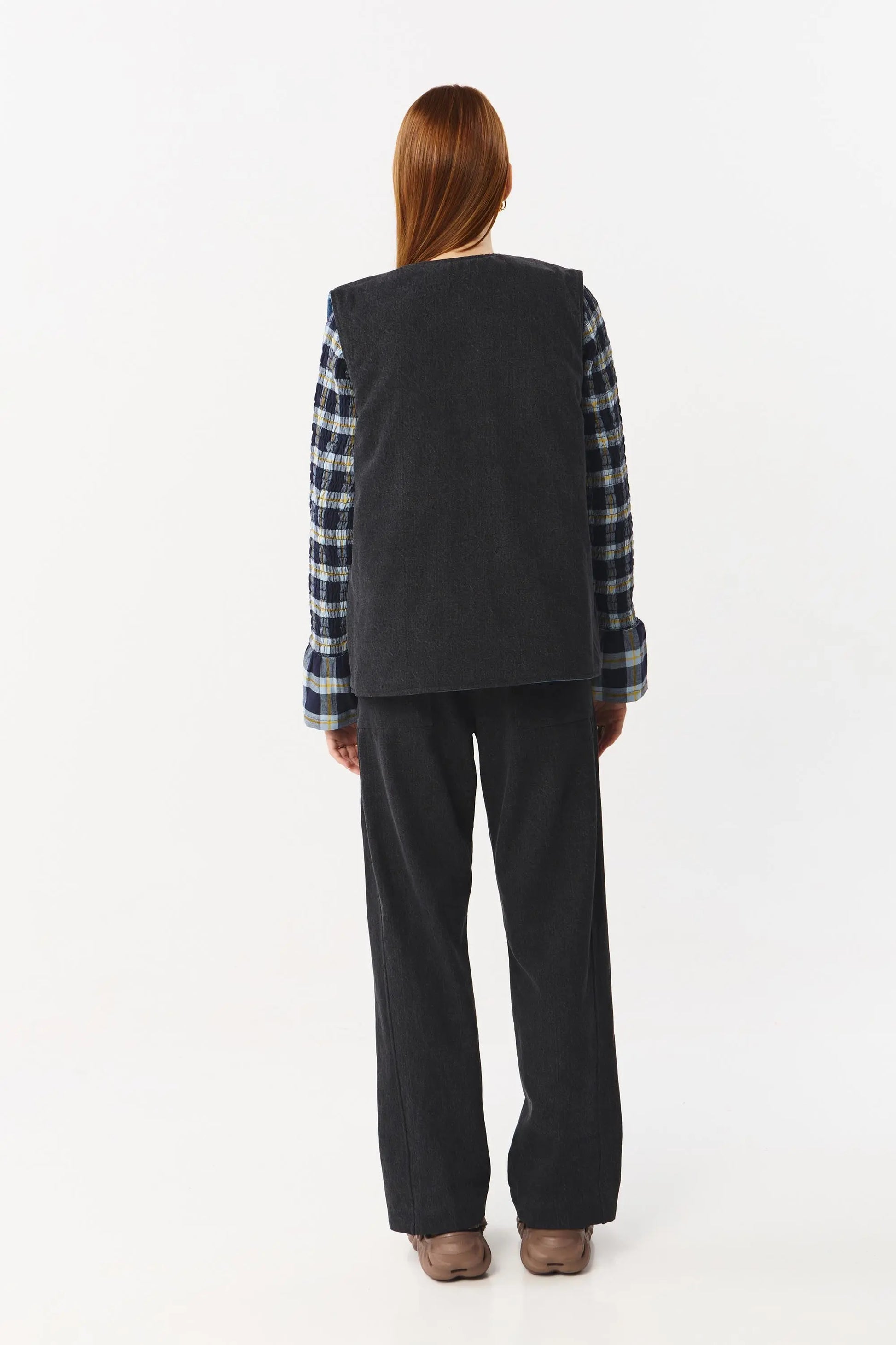 Chaleco reversible para mujer de algodón orgánico, con una cara en tejido denim azul con bolsillos y otra cara en color negro liso, de la marca Suite13.