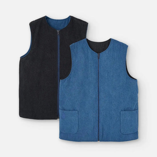 Chaleco reversible para mujer de algodón orgánico, con una cara en tejido denim azul con bolsillos y otra cara en color negro liso, de la marca Suite13.