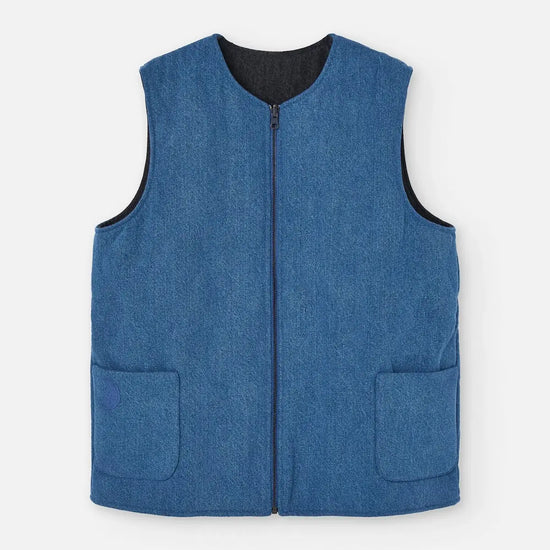 Chaleco reversible para mujer de algodón orgánico, con una cara en tejido denim azul con bolsillos y otra cara en color negro liso, de la marca Suite13.