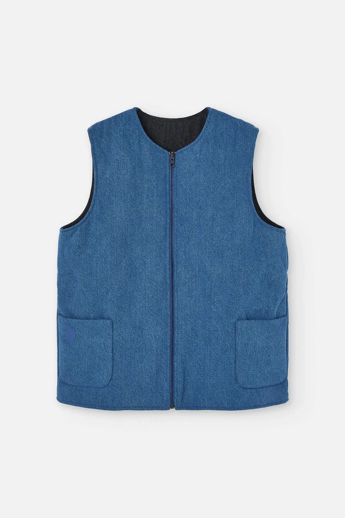 Chaleco reversible para mujer de algodón orgánico, con una cara en tejido denim azul con bolsillos y otra cara en color negro liso, de la marca Suite13.