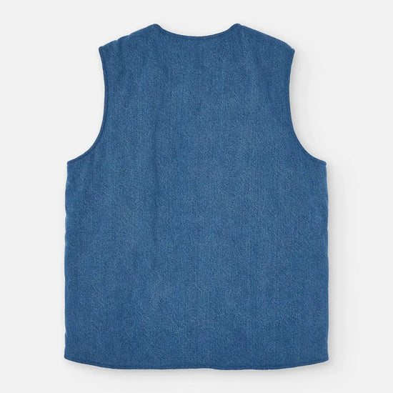 Chaleco reversible para mujer de algodón orgánico, con una cara en tejido denim azul con bolsillos y otra cara en color negro liso, de la marca Suite13.
