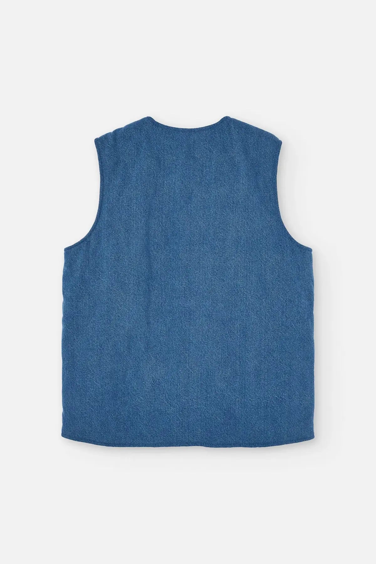Chaleco reversible para mujer de algodón orgánico, con una cara en tejido denim azul con bolsillos y otra cara en color negro liso, de la marca Suite13.