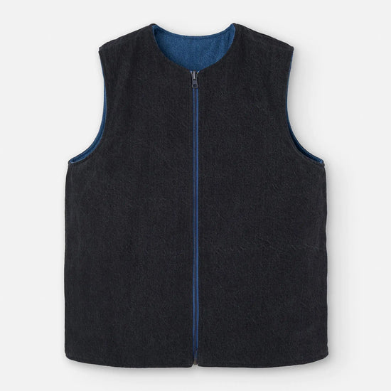 Chaleco reversible para mujer de algodón orgánico, con una cara en tejido denim azul con bolsillos y otra cara en color negro liso, de la marca Suite13.