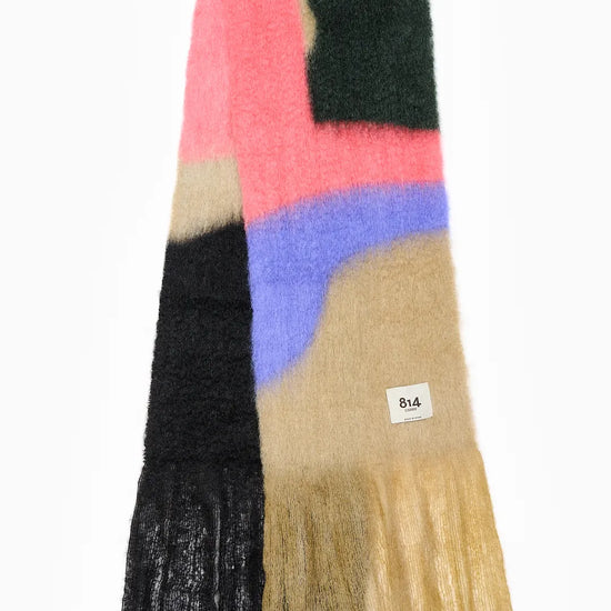 Bufanda de mohair voluminosa con diseño de la colección Views en tonos oscuros y nocturnos, con textura de pelo suave y flecos largos terminados a mano.